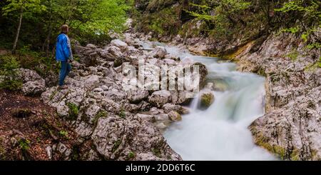 Turismo al fiume Bohinj nel bacino di Bohinj, Parco Nazionale del Triglav, Alpi Giulie, Slovenia, Europa Foto Stock