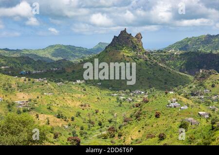 Paesaggio montagnoso verde dell'isola di Santiago nella stagione della pioggia - Capo Verde Foto Stock