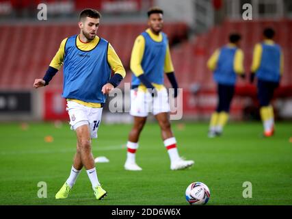 Tommy Smith di Stoke City (a sinistra) si riscalda sul campo prima dell'inizio della partita del campionato Sky Bet allo stadio bet365, Stoke. Foto Stock