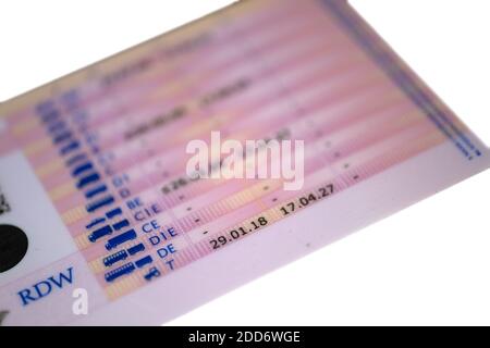 Retro della patente di guida rosa in formato carta di credito rilasciata dall'RDW, isolata su sfondo bianco con le icone delle varie categorie Foto Stock