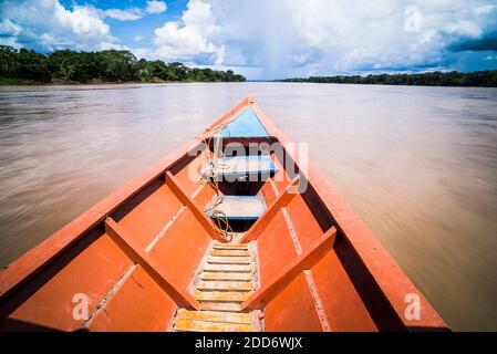 Gita in barca sul fiume, Riserva Nazionale di Tambopata, zona della giungla Amazzonica di Puerto Maldonado del Perù, Sud America Foto Stock