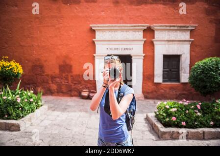 Donna che scatta una foto al monastero di Santa Catalina, Arequipa, Perù, Sud America Foto Stock