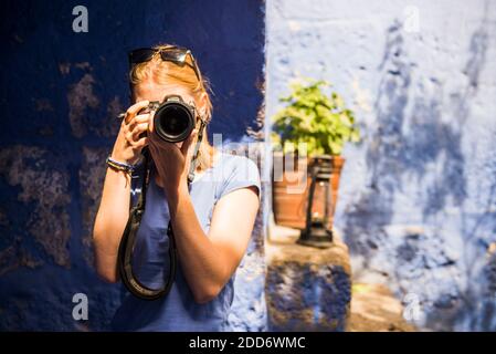 Donna che scatta una foto al monastero di Santa Catalina, Arequipa, Perù, Sud America Foto Stock