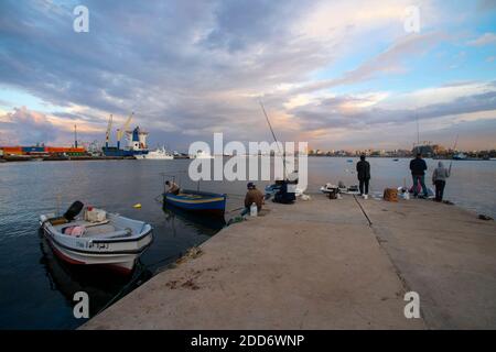 Pescatori libici al porto marino in tempo nuvoloso, Tripoli, Libia - 19 Nov 2020 Foto Stock