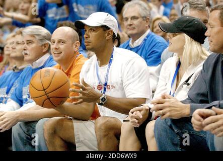 NESSUN FILM, NESSUN VIDEO, NESSUNA TV, NESSUN DOCUMENTARIO - il golfista Tiger Woods ottiene le sue mani sulla palla dal suo posto sul campo durante la Orlando Magic e la partita di NBA dei pistoni di Detroit all'Amway Arena di Orlando, Florida, USA, il 26 aprile 2007. I pistoni hanno sconfitto il Magic 93-77. Foto di Harold Crawford/Orlando Sentinel/MCT/Cameleon/ABACAPRESS.COM Foto Stock
