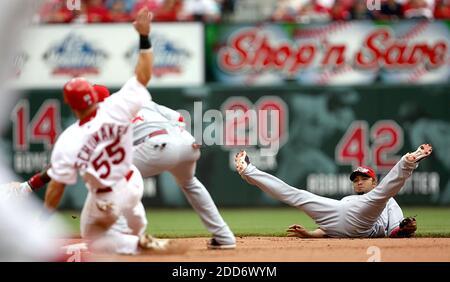 NO FILM, NO VIDEO, NO TV, NO DOCUMENTARIO - Cincinnati Reds shortstop Alex Gonzalez (a destra) guarda come il suo lancio alla seconda base forza fuori St. Louis Cardinals' Skip Schumaker su una scelta di fielder nel settimo inning al Busch Stadium a St. Louis, Missouri, USA, il 26 aprile 2007. Foto di Chris Lee/St. Louis Post-Dispatch/MCT/ABACAPRESS.COM Foto Stock