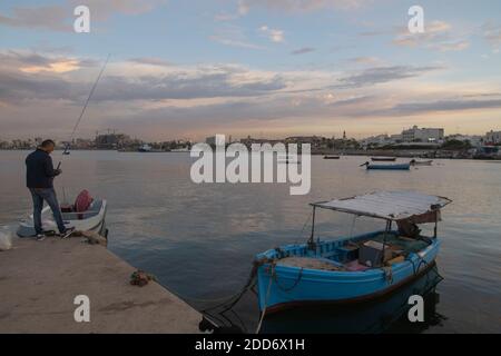 Pescatori libici al porto marino in tempo nuvoloso, Tripoli, Libia - 19 Nov 2020 Foto Stock