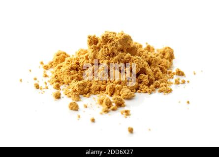 cumulo di polvere di rosa canina selvatica essiccata macro isolato su sfondo bianco, fuoco selettivo Foto Stock