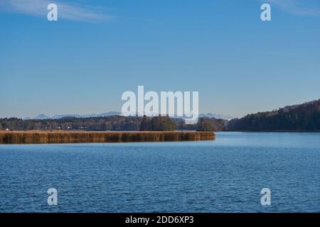 Passeggiata autunnale intorno al lago Seeham Foto Stock