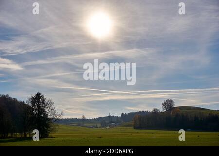 Lago Seehamer in autunno con il sole visibile Foto Stock