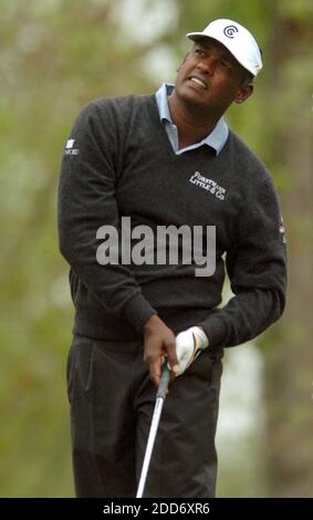 NESSUN FILM, NESSUN VIDEO, NESSUNA TV, NESSUN DOCUMENTARIO - Vijay Singh di Fidji reagisce alla sua tee girata dal 13° tee box durante l'azione il secondo turno del venerdì mattina nel Wachovia Championship al Quail Hollow Club di Charlotte, NC, USA, il 4 maggio 2007. Foto di John D.Simmons/Charlotte Observer/MCT/Cameleon/ABACAPRESS.COM Foto Stock