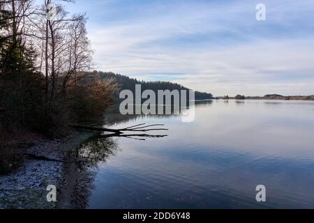 Passeggiata autunnale intorno al lago Seeham Foto Stock