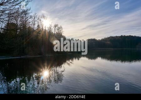 Lago Seehamer in autunno con il sole visibile Foto Stock