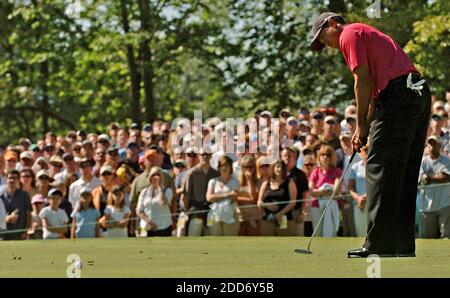 NESSUN FILM, NESSUN VIDEO, NESSUNA TV, NESSUN DOCUMENTARIO - Tiger Woods puts sul 13° verde durante l'ultimo round di gara nel Campionato Wachovia 2007 al Quail Hollow Club di Charlotte, NC, USA, il 6 maggio 2007. Foto di Layne Bailey/Charlotte Observer/MCT/ABACAPRESS.COM Foto Stock