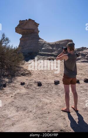 Tourist scattare una foto della formazione rocciosa erosa del vento della valle della Luna (Valle de la Luna), Ischigualasto Provincial Park, provincia di San Juan, Argentina del Nord, Sud America Foto Stock