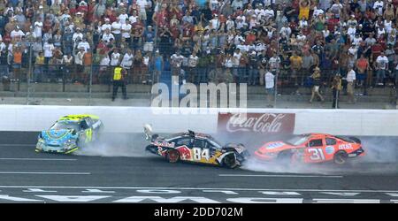 NESSUN FILM, NESSUN VIDEO, NO TV, NO DOCUMENTARIO - Jeff Gordon (24), AJ Allmendinger (84) e Jeff Burton (31) si raccolgono in un relitto sul tratto anteriore durante la Coca-Cola 600 al Lowe's Motor Speedway a Concord, NC, USA il 27 maggio 2007. Foto di David T. Foster III/Charlotte Observer/MCT/Cameleon/ABACAPRESS.COM Foto Stock