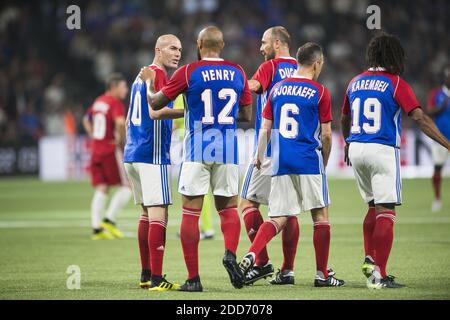 Zinedine Zidane, Thierry Henry, Youri Djorkaeff, Christophe Dugarry, Christian Karembeu durante una partita di calcio tra la nazionale francese della Coppa del mondo 1998 e FIFA 98 composta da ex giocatori internazionali, in occasione del ventesimo anniversario della vittoria della Coppa del mondo 1998 in Francia, il 12 giugno; 2018 presso la U Arena di Nanterre, vicino a Parigi. Foto di ELIOT BLONDT/ABACAPRESS.COM Foto Stock