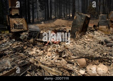 NO FILM, NO VIDEO, NO TV, NO DOCUMENTARIO - UN residente si fregia attraverso ciò che era la sua cucina a South Lake Tahoe, California, 26 giugno 2007. Foto di Kevin German/Sacramento Bee/MCT/ABACAPRESS.COM Foto Stock