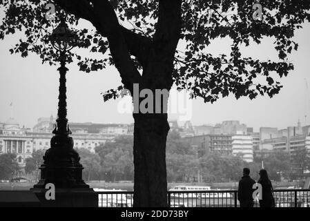 Coppia ammirando la vista del Tamigi da South Bank, Londra, Inghilterra Foto Stock