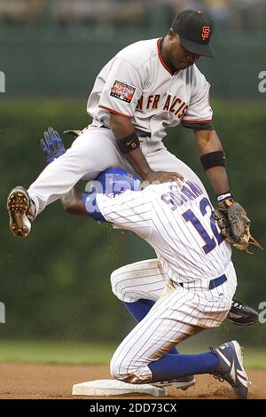 NESSUN FILM, NESSUN VIDEO, NESSUNA TV, NESSUN DOCUMENTARIO - Alfonso Soriano di Chicago Cubs (12) si aggroviglia con Ray Durham dei San Francisco Giants dopo essere stato costretto al secondo posto per iniziare un doppio gioco nel primo inning a Wrigley Field a Chicago, il, USA il 16 luglio 2007. Foto di Nuccio DiNuzzo/Chicago Tribune/MCT/Cameleon/ABACAPRESS.COM Foto Stock