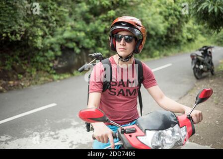 Turista esplorare Pulau WEH Isola in moto, Provincia di Aceh, Sumatra, Indonesia, Asia Foto Stock