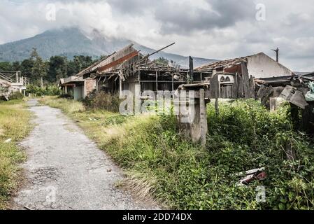 Rovine del villaggio di Guru Kinayan, distrutto dall'eruzione del vulcano Sinabung, Berastagi (Brastagi), Sumatra settentrionale, Indonesia, Asia Foto Stock