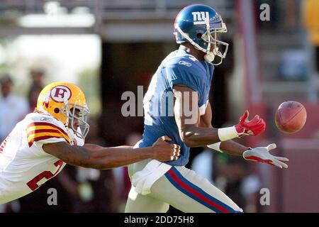 NESSUN FILM, NESSUN VIDEO, NESSUNA TV, NESSUN DOCUMENTARIO - New York Giants Plaxico Burress (17) non può tenere sulla palla come è difeso sul gioco di passaggio di Washington Redskins Sean Taylor (21) durante la prima metà del loro gioco giocato a FedEx Field in Landover, MD, USA il 23 settembre 2007. Foto di Harry E. Walker/MCT/ABACAPRESS.COM Foto Stock