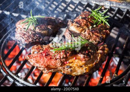 L'aggiunta di un po' di sapore extra può rendere la carne alla griglia notevole Foto Stock