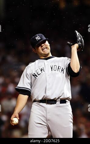 NO FILM, NO VIDEO, NO TV, NO DOCUMENTARIO - New York Yankees Pitcher Joba Chamberlain ondeggia ai bug che volano intorno alla sua testa nel nono inning durante il Game 2 di una American League Division Series al giacobs Field di Cleveland, OH, USA il 5 ottobre 2007. Foto di Paul J. Bereswill/Newsday/MCT/ABACAPRESS.COM Foto Stock