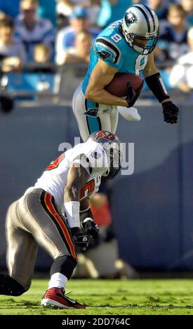 NESSUN FILM, NESSUN VIDEO, NESSUNA TV, NESSUN DOCUMENTARIO - Carolina Panthers quarterback David Carr (8) va in aereo sopra Tampa Bay Buccaneers linebacker Derrick Brooks (55) per ottenere un primo giù durante l'azione del secondo trimestre. I Buccaneers hanno sconfitto i Panthers, 20-7 al Bank of America Stadium di Charlotte, NC, USA il 30 settembre 2007. Foto di Jeff Siner/Charlotte Observer/MCT/Cameleon/ABACAPRESS.COM Foto Stock