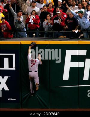 NESSUN FILM, NESSUN VIDEO, NESSUNA TV, NESSUN DOCUMENTARIO - il fielder destro dei Boston Red Sox J.D. Drew non può ottenere ad una corsa a due run hit dal Kenny Lofton indiano di Cleveland nel secondo inning di Game 3 della serie di campionato americana della lega a Jacobs Field a Cleveland, OH, USA il 15 ottobre 2007. Foto di Bob DeMay/Akron Beacon Journal/MCT/Cameleon/ABACAPRESS.COM Foto Stock