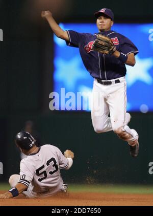 NESSUN FILM, NESSUN VIDEO, NESSUNA TV, NESSUN DOCUMENTARIO - Cleveland Indians Jhonny Peralta non può completare il doppio gioco dopo aver forzato New York Yankees Bobby Abreu nel settimo inning durante il gioco 2 di una partita di baseball della American League Division Series al Jacobs Field di Cleveland, OH, USA il 5 ottobre 2007. (Ed Suba Jr./Akron Beacon Journal/MCT/Cameleon/ABACAPRESS.COM Foto Stock