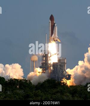 NO FILM, NO VIDEO, NO TV, NO DOCUMENTARIO - lo Space Shuttle Discovery lancia per la missione STS 120 dal Kennedy Space Center di Daytona Beach, FL, USA, martedì 23 ottobre 2007. Foto di Red Huber/Orlando Sentinel/MCT/ABACAPRESS.COM Foto Stock