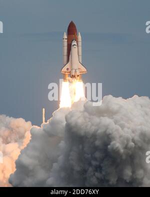 NO FILM, NO VIDEO, NO TV, NO DOCUMENTARIO - lo Space Shuttle Discovery lancia per la missione STS 120 dal Kennedy Space Center di Daytona Beach, FL, USA, martedì 23 ottobre 2007. Foto di W. Green/Orlando Sentinel/MCT/ABACAPRESS.COM Foto Stock