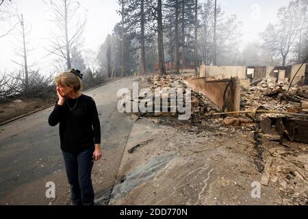NESSUN FILM, NESSUN VIDEO, NESSUNA TV, NESSUN DOCUMENTARIO - sue Reynolds si strappa dopo aver visto la sua ex casa di proprietà per 17 anni nella zona di Running Springs dei Monti San Bernardino in California, mercoledì 24 ottobre 2007. Foto di Bryan Patrick/Sacramento Bee/MCT/ABACAPRESS.COM Foto Stock