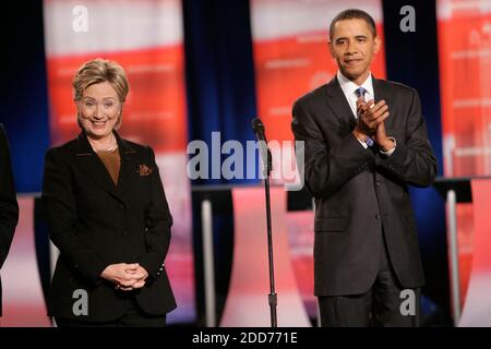 NO FILM, NO VIDEO, NO TV, NO DOCUMENTARIO - il candidato democratico alla presidenza Sen. Hillary Clinton (a destra) sorride a qualcuno in udienza prima dell'inizio del dibattito democratico alla Drexel University di Philadelphia, PA, USA, il 30 ottobre 2007. Il Sen. Barack Obama è raffigurato a destra. Foto di Michael Perez/Philadelphia Inquirer/MCT/ABACAPRESS.COM Foto Stock