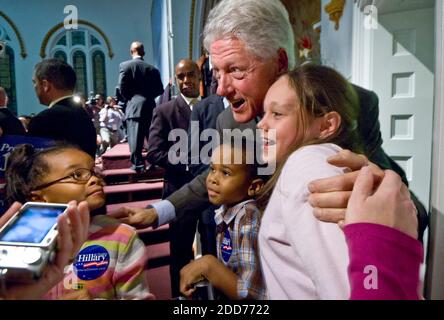 NO FILM, NO VIDEO, NO TV, NO DOCUMENTARIO - a seguito di una campagna a sostegno di sua moglie e democratica presidenziale di speranza, Hillary Clinton, ex presidente degli Stati Uniti Bill Clinton ha visitato la folla in una chiesa, in posa per fotografie con (da sinistra) Nya Williams, 8, Alfred Williams, 5, E Chandler Kennedy, 10 a Rock Hill, SC, USA, lunedì 29 ottobre 2007. Foto di Gary o'Brien/Charlotte Observer/MCT/ABACAPRESS.COM Foto Stock