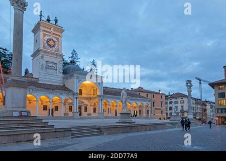 Udine, Italia - 6 marzo 2020: Piazza Liberta al tramonto a Udine, Italia. Foto Stock