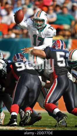 NESSUN FILM, NESSUN VIDEO, NESSUNA TV, NESSUN DOCUMENTARIO - Miami Dolphins Quarterback Cleo Lemon si tuffa sulla difesa di Buffalo Bills per un primo giù durante l'azione del terzo trimestre. I Bills sconfissero i Delfini, 13-10, al Dolphin Stadium di Miami, Florida, USA il 11 novembre 2007. Foto di Joe Rimkus Jr./Miami Herald/MCT/Cameleon/ABACAPRSS.COM Foto Stock