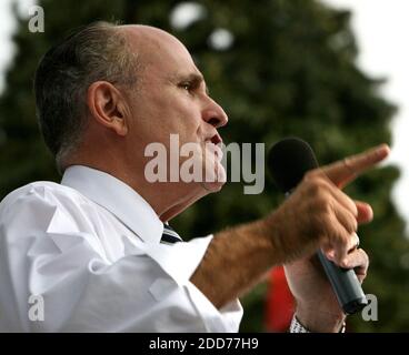 NO FILM, NO VIDEO, NO TV, NO DOCUMENTARIO - il contendente presidenziale Rudy Giuliani parla ai tifosi al centro di Market Square a Lake Sumter Landing nei villaggi, Florida, USA, giovedì 15 novembre 2007. Foto di Joe Burbank/Orlando Sentinel/MCT/ABACAPRESS.COM Foto Stock