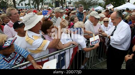 NO FILM, NO VIDEO, NO TV, NO DOCUMENTARIO - il contendente presidenziale Rudy Giuliani saluta i tifosi dopo aver parlato al centro di Market Square a Lake Sumter Landing in the Villages, Florida, USA, giovedì 15 novembre 2007. Foto di Joe Burbank/Orlando Sentinel/MCT/ABACAPRESS.COM Foto Stock