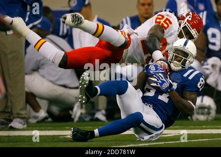 NO FILM, NO VIDEO, NO TV, NO DOCUMENTARIO - ricevitore di Indianapolis Colts Reggie Wayne fa una ricezione di 38 metri contro la sicurezza dei Kansas City Chiefs Greg Wesley nel primo trimestre al RCA Dome di Indianapolis, IN USA il 18 novembre 2007. I Colt sconfissero i Chiefs 13-10. Foto di David Eulitt/Kansas City Chiefs/MCT/Cameleon/ABACAPRESS.COM Foto Stock