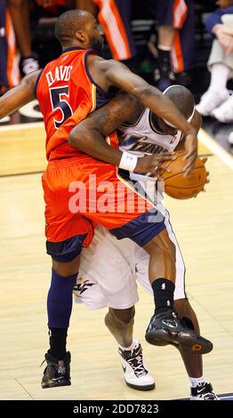 NO FILM, NO VIDEO, NO TV, NO DOCUMENTARIO - Golden state Warriors Baron Davis (5) fouls Washington Wizards Andray Blatche (32) durante il loro gioco giocato al Verizon Center a Washington, DC, USA il 23 novembre 2007. Il Golden state sconfisse Washington 115-123. Foto di Harry E. Walker/MCT/ABACAPRESS.COM Foto Stock