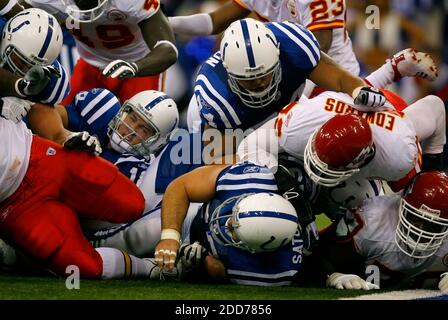 NESSUN FILM, NESSUN VIDEO, NESSUNA TV, NESSUN DOCUMENTARIO - Indianapolis Colts quarterback Peyton Manning esegue una sneak quarterback contro i Kansas City Chiefs per impostare il gioco vincendo l'obiettivo di campo nel quarto trimestre al RCA Dome di Indianapolis, IN, Stati Uniti il 18 novembre 2007. I Colt sconfissero i Chiefs 13-10. Foto di David Eulitt/Kansas City Chiefs/MCT/Cameleon/ABACAPRESS.COM Foto Stock