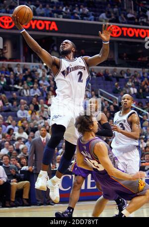 NO FILM, NO VIDEO, NO TV, NO DOCUMENTARIO - Washington Wizards DeShawn Stevenson (2) segna dopo essere stato schiantato in Phoenix Suns Steve Nash (13) durante il loro gioco giocato al Verizon Center a Washington, DC, USA il 7 dicembre 2007. Phoenix Suns ha vinto il 122-107. Foto di Harry E. Walker/MCT/ABACAPRESS.COM Foto Stock