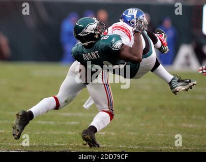 NESSUN FILM, NESSUN VIDEO, NESSUNA TV, NESSUN DOCUMENTARIO - Philadelphia Eagles ricevitore largo Jason Avant (81) diventa aereo quando si scontra con il Cornerback dei New York Giants Kevin Dockery durante il quarto trimestre al Lincoln Financial Field a Philadelphia, PA, USA il 9 dicembre 2007. I Giganti sconfissero le Aquile 16-13. Foto di Barbara Johnston/MCT/Cameleon/ABACAPRESS.COM Foto Stock
