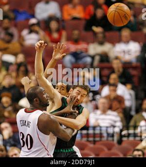 NESSUN FILM, NESSUN VIDEO, NESSUNA TV, NESSUN DOCUMENTARIO - Philadelphia 76ers' Reggie Evans si trova di fronte al Minnesota Timberwolves' Marko Jaric al Wachovia Center di Philadelphia, PA, USA il 12 dicembre 2007. Philadelphia 76ers ha vinto 98-94. Foto di Michael S. Wirtz/Philadelphia Inquirer/MCT/Cameleon/ABACAPRESS.COM Foto Stock