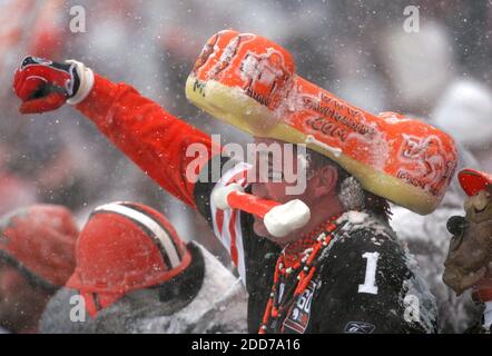 NESSUN FILM, NESSUN VIDEO, NESSUNA TV, NESSUN DOCUMENTARIO - Mike Randall of Canton si acclama sui Cleveland Browns nel 'awg Pound' mentre la squadra affronta i Buffalo Bills allo stadio Cleveland Browns a Cleveland, OH, USA il 16 dicembre 2007. The Browns ha vinto 8-0 Photo by Bob DeMay/Akron Beacon Journal/MCT/Cameleon/ABACAPRESS.COM Foto Stock