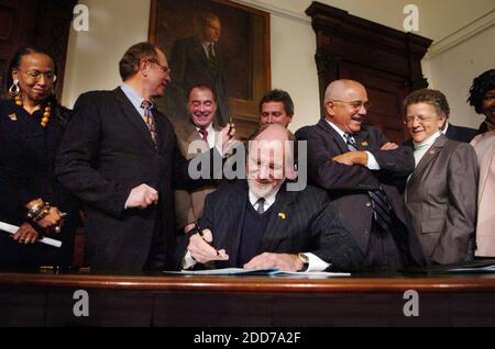 NESSUN FILM, NESSUN VIDEO, NESSUNA TV, NESSUN DOCUMENTARIO - New Jersey Gov. Jon Corzine, affiancato da legislatori, firma la legislazione per abolire la pena di morte nello stato del New Jersey, a Trenton, NJ, USA Lunedi, il 17 dicembre 2007. Foto di Sarah J. Glover/Philadelphia Inquirer/MCT/ABACAPRESS.COM Foto Stock