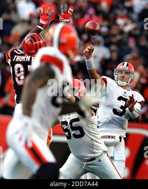 NESSUN FILM, NESSUN VIDEO, NESSUNA TV, NESSUN DOCUMENTARIO - Cleveland Browns quarterback Derek Anderson (3) lancia un pass durante l'azione di gioco contro i Cincinnati Bengals al Paul Brown Stadium a Cincinnati, OH, USA il 23 dicembre 2007. I Bengals sconfissero i Browns, 19-14. Foto di Phil Masturzo/Akron Beacon Journal/MCT/Cameleon/ABACAPRESS.COM Foto Stock